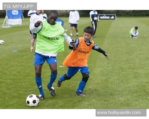 足球明星与传奇前辈的偶遇故事揭示了传承与梦想的力量